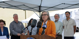 Instan a gobernadora de Arizona vetar proyecto antiinmigrante impulsada por republicanos