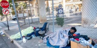 Florida prohíbe a las personas sin hogar dormir en calles y plazas