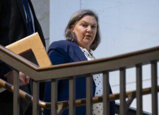 La número tres de la diplomacia de EE.UU., firme opositora a Rusia, deja el Gobierno