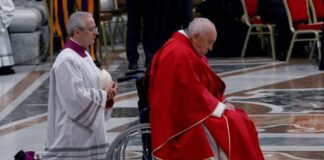 El papa Francisco preside en silencio una Pasión de Cristo con evocación de los males modernos