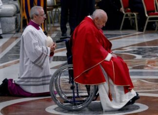 El papa Francisco preside en silencio una Pasión de Cristo con evocación de los males modernos