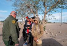 Arizona veta ley que deja a rancheros disparar contra migrantes que crucen por sus tierras