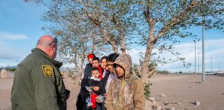 Arizona veta ley que deja a rancheros disparar contra migrantes que crucen por sus tierras