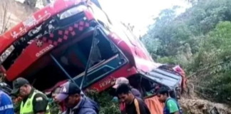 Al menos 6 muertos y 31 heridos al caer un bus por un barranco en Bolivia