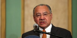 Sentencian a 15 años de cárcel al exembajador de EE. UU. Víctor Rocha por caso de espionaje para Cuba