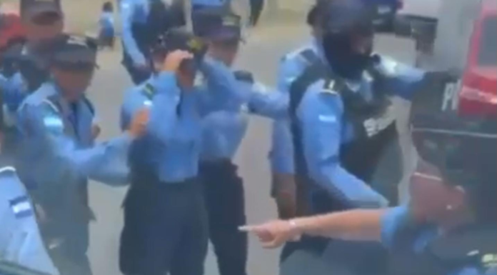 Comandante Policial amonestó enérgicamente a subalterno por disparar su arma en desalojo de la CA-5