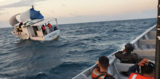 Fuerza Naval rescata embarcación con tres tripulantes que naufragó en el Caribe hondureño