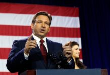 El gobernador Florida firma una ley para enseñar desde primaria historia del comunismo