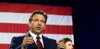 El gobernador Florida firma una ley para enseñar desde primaria historia del comunismo