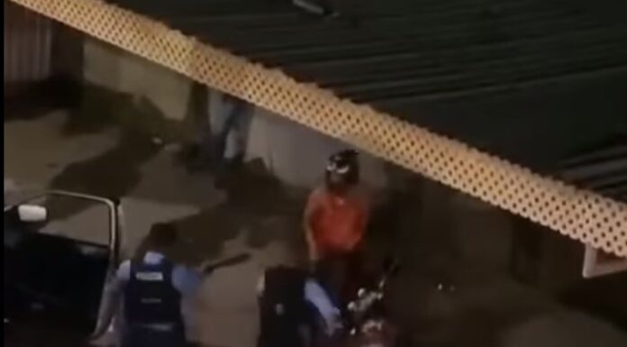 Suspendidos y bajo investigación, los policías que golpearon a un motociclista en Islas de La Bahía