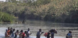 Miles de migrantes que llegan en tren a mexicana Ciudad Juárez deambulan por el río Bravo