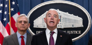 El Senado de EE. UU. rechaza celebrar el juicio político contra el jefe de migración de Biden