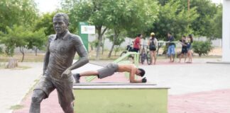 Retiran la estatua en homenaje a Dani Alves en su ciudad natal