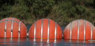 Texas sufre un revés legal en su defensa de la barrera de boyas en la frontera con México