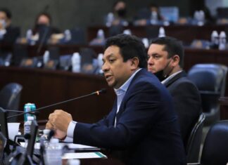Diputado Barrios propone que el pago de indemnización por la destitución de exmagistrados se lo cobren a los 97 diputados que lo aprobaron
