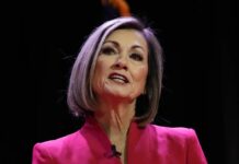 Gobernadora de Iowa firma ley para arrestar a inmigrantes previamente deportados