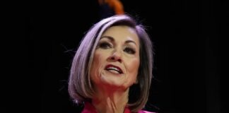 Gobernadora de Iowa firma ley para arrestar a inmigrantes previamente deportados
