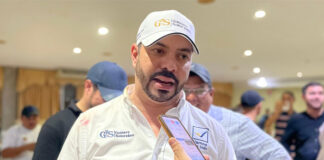 Gustavo Solórzano toma juramento como presidente del CAH en Roatán en medio de protestas