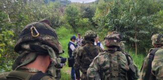Dejan en libertad a 34 soldados que campesinos tenían retenidos en Colombia