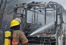 Se incendia bus con 50 migrantes venezolanos en Copán