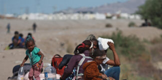 Migrantes suben de nuevo a los trenes del norte de México ante crecientes operativos