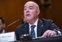 Los republicanos activan el juicio político contra el jefe de migración de Biden