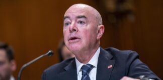 Los republicanos activan el juicio político contra el jefe de migración de Biden