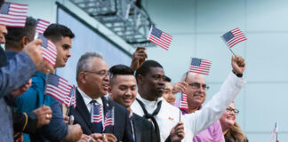 Entran en vigor las nuevas tarifas para la ciudadanía y residencia permanente en EE. UU.