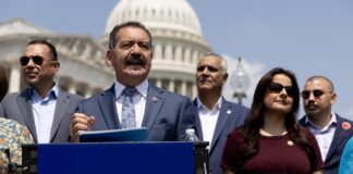 Congresistas demócratas piden a Biden permisos de trabajo para «todos» los indocumentados