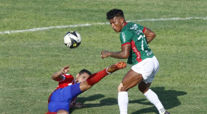 Marathón, del argentino Hernán Medina, vence al líder Olimpia y le da alcance en Honduras