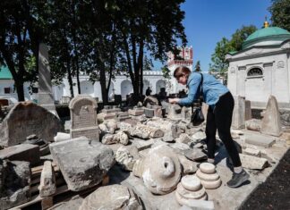 Arqueólogos rusos exponen lápidas antiguas en el Monasterio de Novodévichi de Moscú