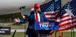 Trump hace campaña en su día libre de juicio para arrebatar Wisconsin y Míchingan a Biden