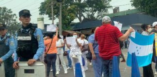 Pacientes renales del Seguro Social de SPS realizan protesta exigiendo mejora en las atenciones médicas