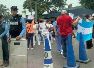 Pacientes renales del Seguro Social de SPS realizan protesta exigiendo mejora en las atenciones médicas