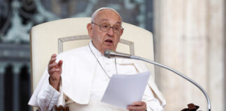 El papa dice que «es necesario rezar por la paz en estos tiempos de guerra mundial»