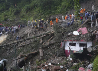Más de 20 muertos y varios atrapados tras un derrumbe e intensas lluvias en la India
