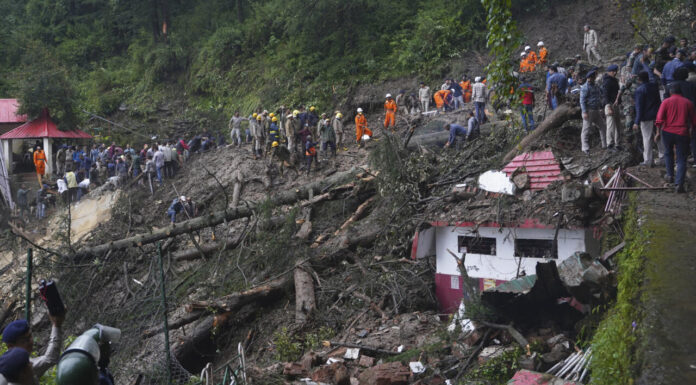 Más de 20 muertos y varios atrapados tras un derrumbe e intensas lluvias en la India