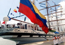 Buque escuela venezolano Simón Bolívar llega a puerto de Honduras en viaje de instrucción