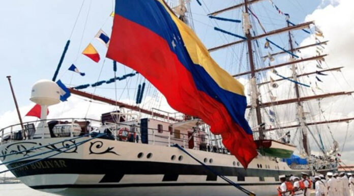 Buque escuela venezolano Simón Bolívar llega a puerto de Honduras en viaje de instrucción