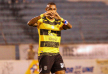 Real España golpea primero en el repechaje ante Olimpia con gol del panameño Carlos Small