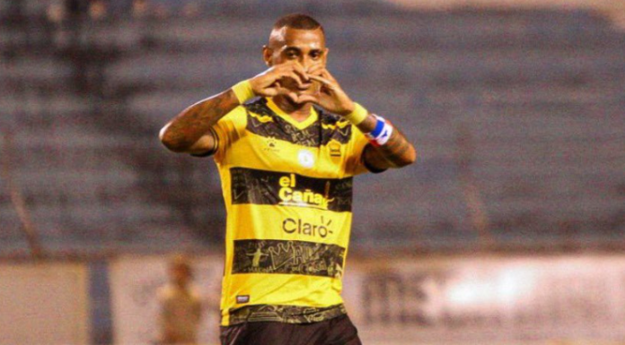 Real España golpea primero en el repechaje ante Olimpia con gol del panameño Carlos Small