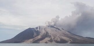 Indonesia inicia las evacuaciones y cancela vuelos por la actividad del volcán Ruang