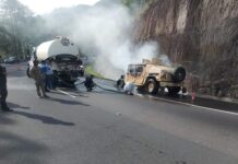 Otro vehículo tipo militar toma fuego en la carretera CA-5 al norte de Honduras