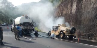 Otro vehículo tipo militar toma fuego en la carretera CA-5 al norte de Honduras