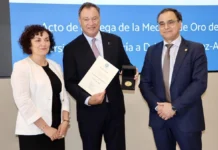 El astronauta López-Alegría recibe la Medalla de Oro de la Universidad de Almería
