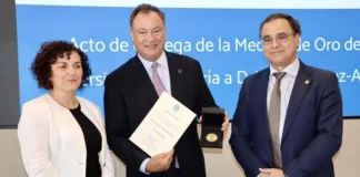 El astronauta López-Alegría recibe la Medalla de Oro de la Universidad de Almería