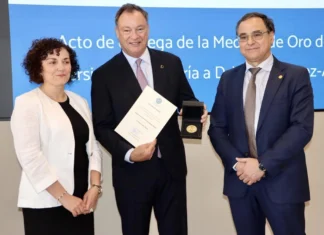 El astronauta López-Alegría recibe la Medalla de Oro de la Universidad de Almería
