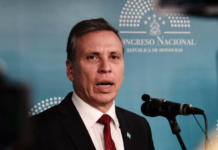 La presidenta Xiomara Castro ordenó parar la construcción de hospitales del IHSS, señala Carlos Aguilar