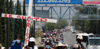 Caravana de medio millar de migrantes llega al centro de México