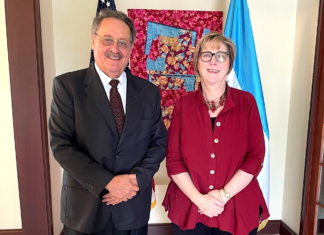 Embajadora Laura Dogu se reúne con el exministro de Transparencia, Edmundo Orellana para fortalecer la transparencia y la democracia